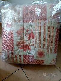 Trapunta matrimoniale bianca e colore corallo