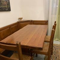 Tavolo legno massello con panca ad angolo e sedie