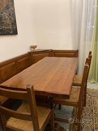 Tavolo legno massello con panca ad angolo e sedie