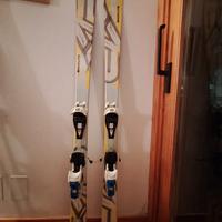 sci d'alpinismo con attacchi 