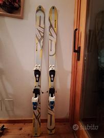 sci d'alpinismo con attacchi 