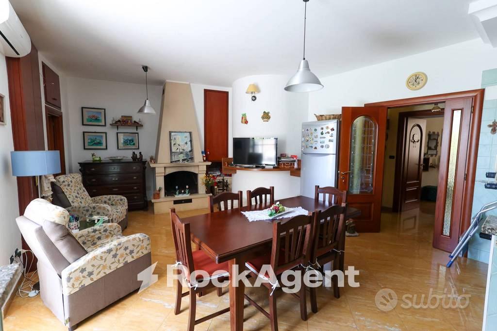 Appartamento di 455 m² con più di 5 locali a Catan