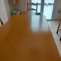 Tavolo in legno con sedie