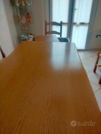 Tavolo in legno con sedie