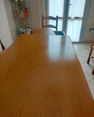Tavolo in legno con sedie