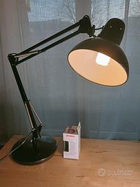 Lampada da tavolo classica, robusta e resistente