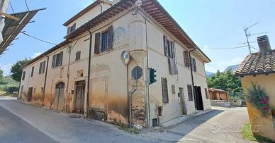 Rustico / Casale di 171 m² con 4 locali a Spoleto