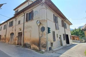 Rustico / Casale di 171 m² con 4 locali a Spoleto