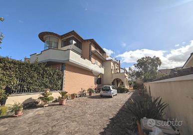 VILLA A SCHIERA D'ANGOLO A CIAMPINO