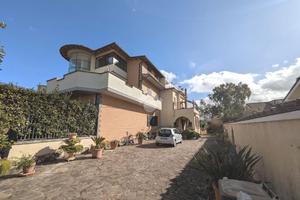 VILLA A SCHIERA D'ANGOLO A CIAMPINO