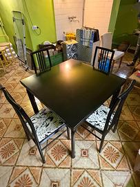 Tavolo nero allungabile con sedie