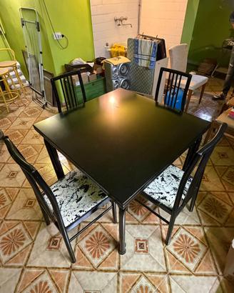 Tavolo nero allungabile con sedie