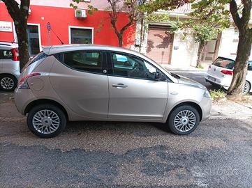 lancia Ypsilon 900 benzina metano anno 30/09/2014