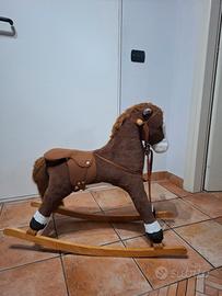 Cavallo a dondolo in legno