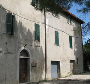 5 locali, giardino, taverna e box 2 km dal centro