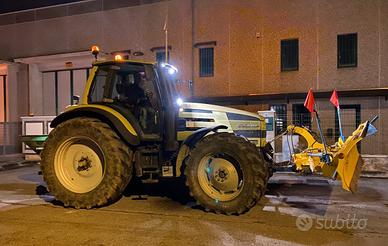 Trattore con lama neve
