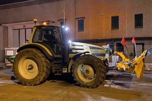 Trattore con lama neve