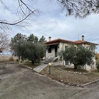 Villa con corte di 2.500 mq in zona Colli