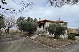 Villa con corte di 2.500 mq in zona Colli