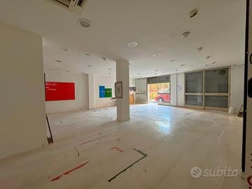 Locale-177mq con quattro entrate-trav. via Zurlo