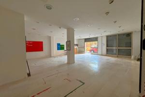 Locale-177mq con quattro entrate-trav. via Zurlo