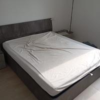 Letto matrimoniale con contenitore grigio