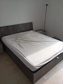 Letto matrimoniale con contenitore grigio
