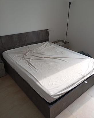 Letto matrimoniale con contenitore grigio