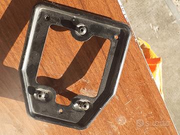 Portatarga piccola in lamierino nero fissato in 3 