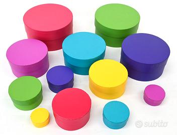 Set di scatoline colorate matrioska