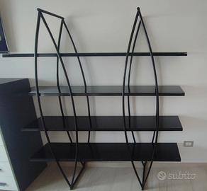 Libreria nera con 4 mensole