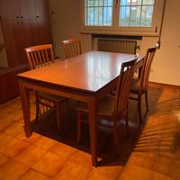 Tavolo con quattro sedie