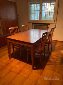 Tavolo con quattro sedie