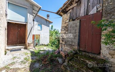 PORZIONE DI CASA CON INGRESSO INDIPENDENTE E GIARD