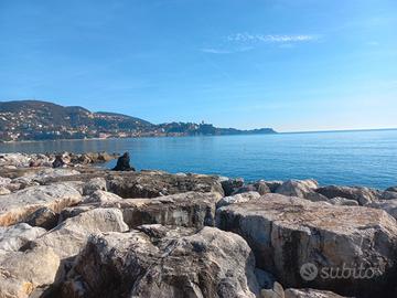 Palazzo 16 camere, box, posizione strategica