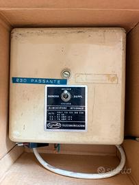 Telefono e alimentatore vintage