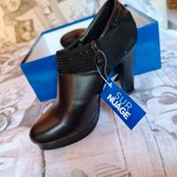 Scarpe nuove nere con tacco