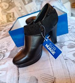 Scarpe nuove nere con tacco