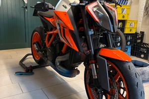 Super duke 1290 r