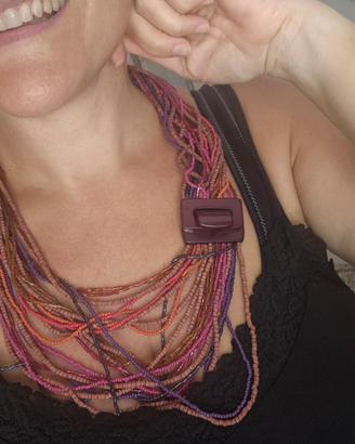 Collana etnica multifilo a perline colorate