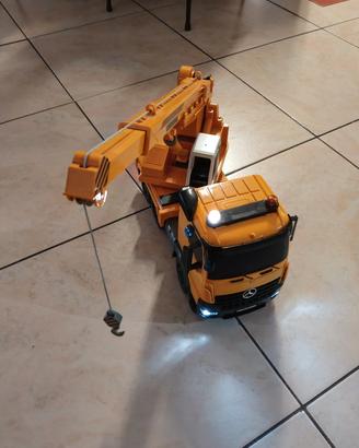Camion con gru giocattolo