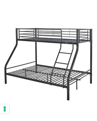 Letto a castello in metallo nero.