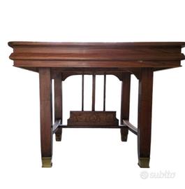 Tavolo antico con tre sedie