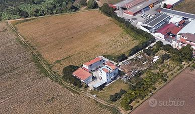 Fabbricato con depositi e terreno