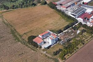 Fabbricato con depositi e terreno