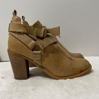 Stivaletti beige tronchetto con cinturino, tacco 9