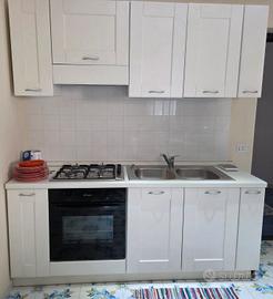 Cucina bianca con elettrodomestici