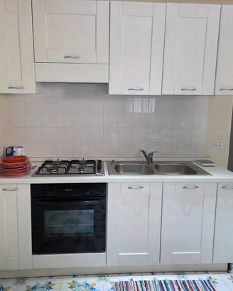 Cucina bianca con elettrodomestici
