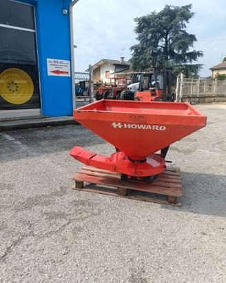 spandiconcime marca Howard per vigneto o frutteto
