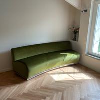 Divano in velluto verde e base in acciacio